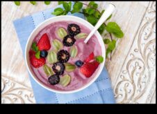 Bowl-uri de smoothie în mersul în sus cu micul dejun portabil, plin de nutrienți